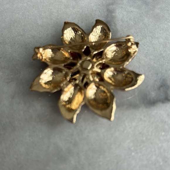 Brooch vintage red poinsettia gold tone with crystal accents makers mark CN - Picture 3 of 9